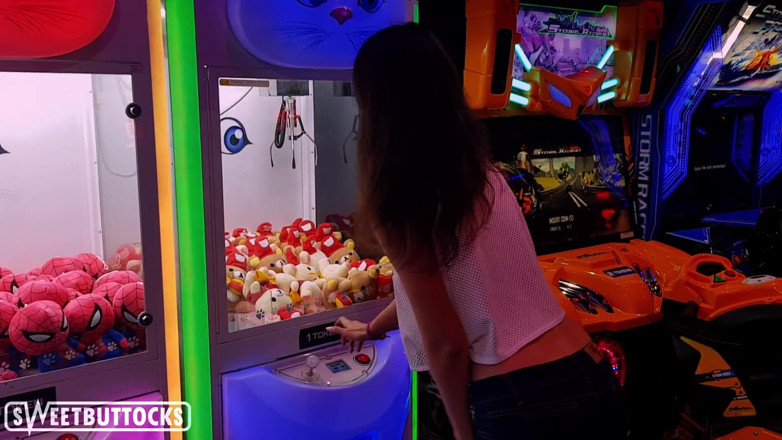 SweetButtocks: Sexy teenagerka v krátké sukni si hraje se samopaly v...