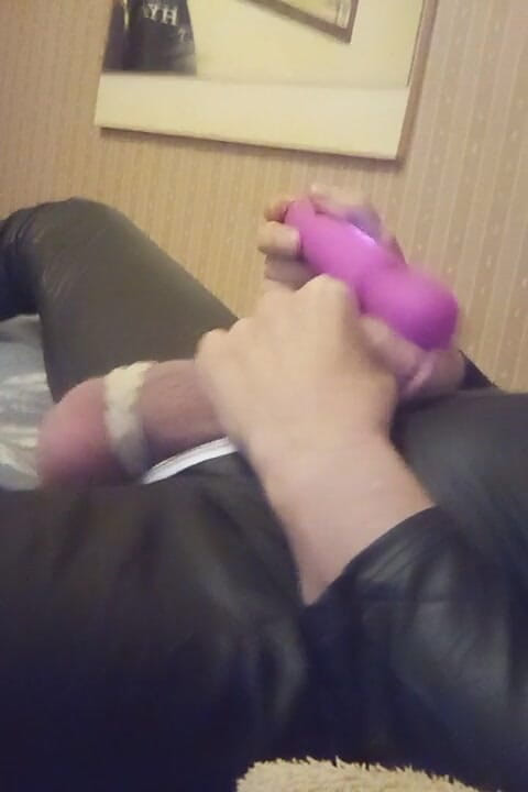 Mellissa: Mellissa juega con su pequeño clítoris y eyacula en su...