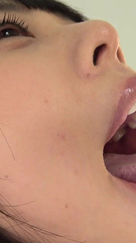 La bocca di yua Nanami è bagnata e larga, la sua lingua sgocciolante - accarezza il dildo inzuppato e implora per il tuo finale cremoso.