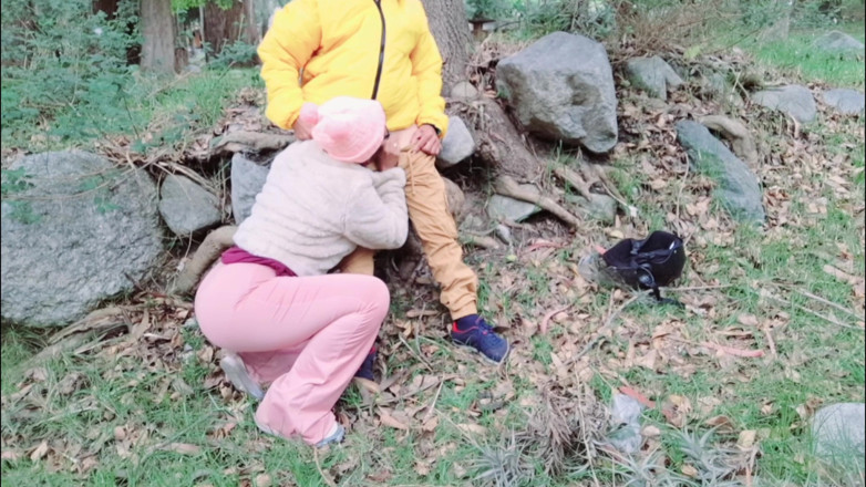 Lady: Une MILF à gros nichons à gros cul suce la bite d’un...
