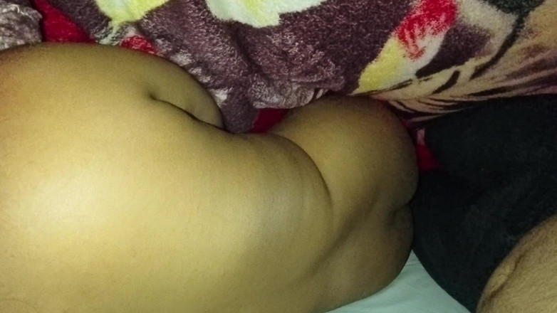 Khushi - XX: MiLF ha una sorpresa con manette e sborrate sulla schiena.