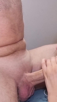 Ehefrau gibt gast und ehemann doppelten blowjob. Dreier. Komplette Szene. Episode 22631