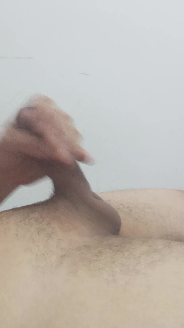 Oscar cor: Midden in de nacht wordt de pik van Oscarcor01 heel...