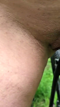 Auf dem fahrrad hüpfen möpse und reiben meinen großen kitzler mit spaß