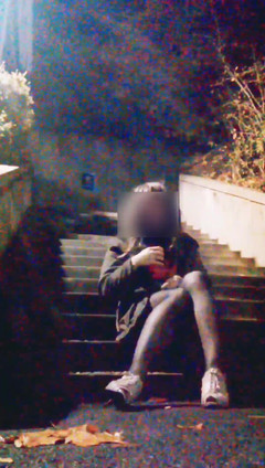 Harinni: 내 캠퍼스에 두 번째 방문! 바닥에 열린 블랙 스타킹의 핫한 대학 창녀는 학교에 가서 팬티를 벗고 노출합니다.