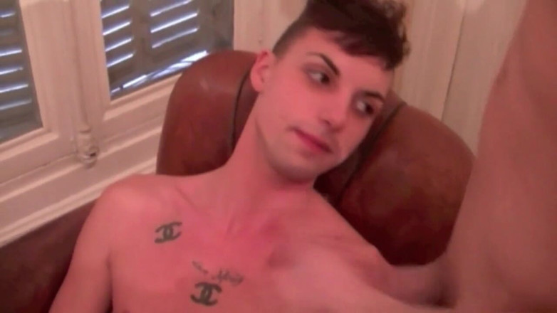 Gaybareback: Twink dientot sama kevin ass