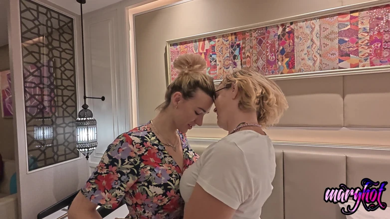 Marghot and tgirls: 去曼谷的旅行，我遇到了我的宝贝lysia去房间