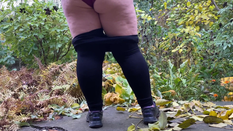 Elena: Milf mit fettem hintern pisst im freien