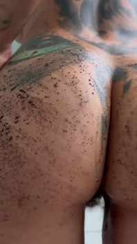 Une fille géante vous montre comment exfolier son buisson poilu