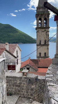 Kami hampir ditangkap berkongkek di tangga di Montenegro
