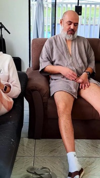 Bapa tiri saya sedang melancap, jadi saya membantunya keluar dan menelan semuanya.
