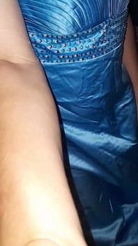 Il travestito si masturba e sborra indossando abito in blu satinato
