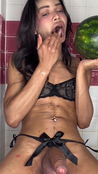 Pepenele verde are parte de o transsexuală cu pula mare a lui Alice