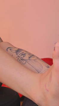 Frumoasa femeie latină tatuată te umilește în spaniolă în timp ce te uiți la picioarele ei