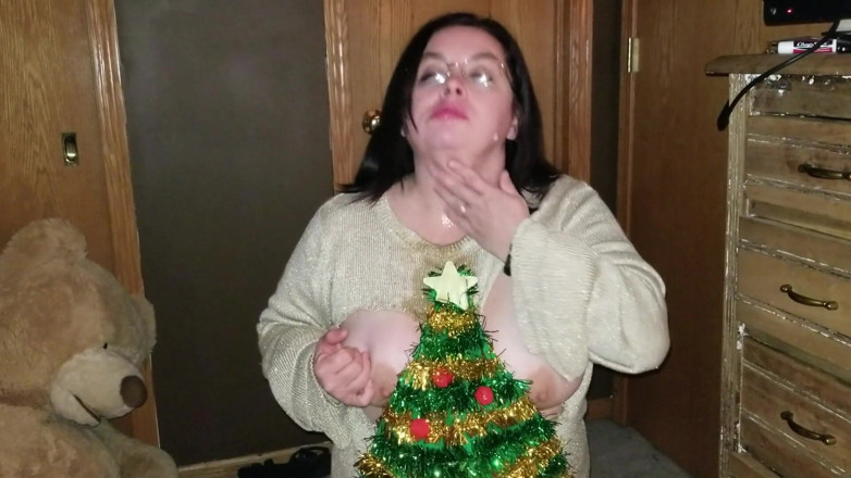 SexyNEBBW: Seksi iri güzel kadın gırtlağına kadar alıyor Noel boşalması