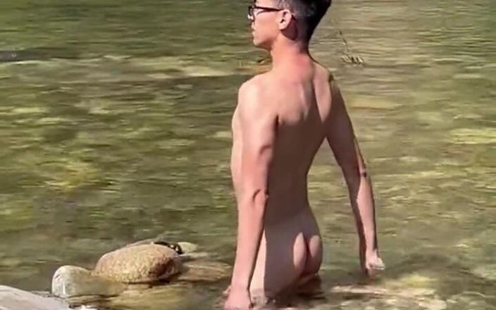 Z twink: Chico desnudo en el río