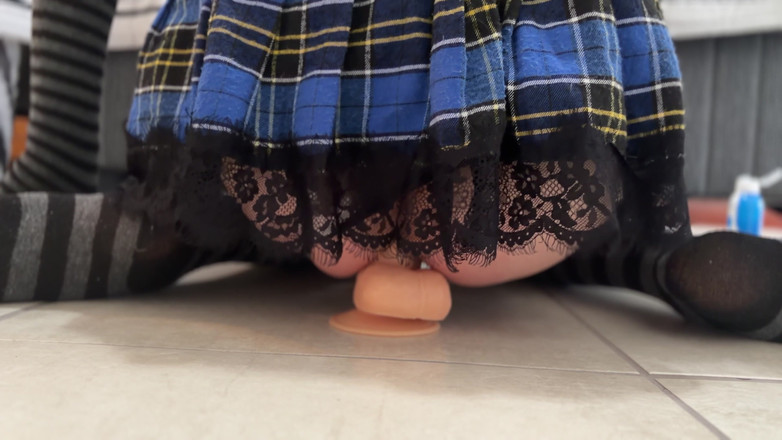 Kinky Princess: Cavalgando um vibrador em uma minissaia