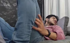 Assistindo pornô.