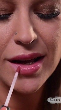 Kleio Valentien ateşli dildo içiyor