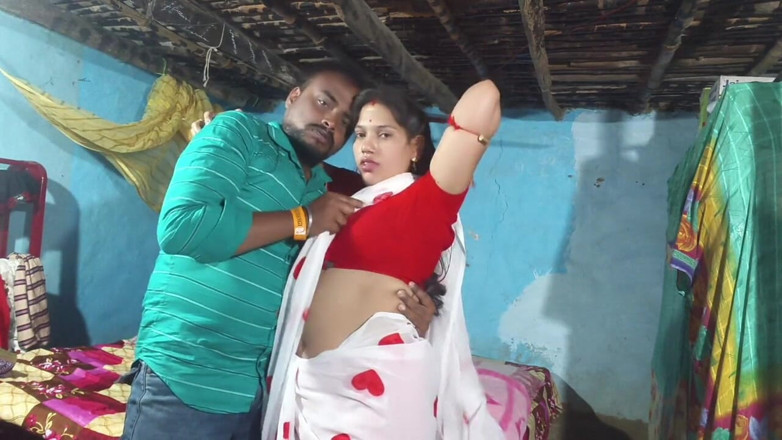 Sona bhabhi: ホットなインドのデジバビのロマンスとキスのシーンと自宅で彼女の古いボーイフレンドに犯される