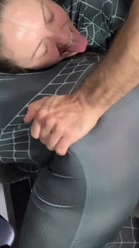 Riesiger schwanz gibt mehrere anal und muschi dreier creampies und fickt hentai-style 2 spinnenmädchen