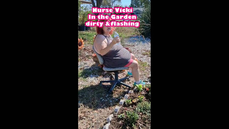 BBW nurse Vicki adventures with friends: 护士vicki在花园里出汗