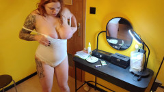 Bastet: Bystig Tjej Röker Och Blåser Hårt.