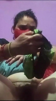Ibu India mengongkek pepeknya dengan mainan seks
