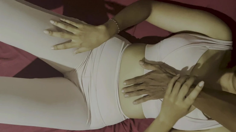 memewmbem: 欲火中烧的女孩为了做爱而被男人困住