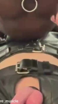 Jeu Interracial Entre Une Bite Et Des Couilles En Cuir