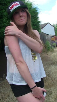 야외에서 오줌 싸는 사만다 Bentley