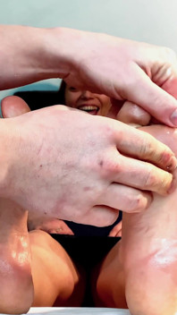 큰 자지 대 작은 발 : 사정으로 달콤한 발발을 놀고 유약하게 하자