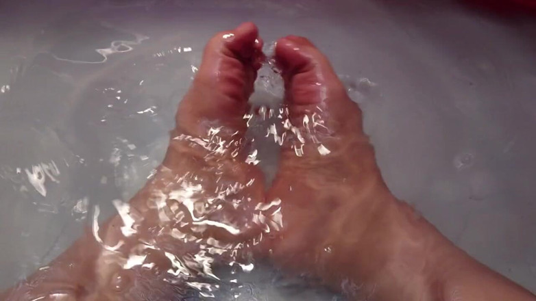DanaDom20: Jugando en el agua mith mis pies
