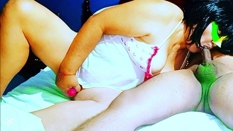 Sofixxx: Bà nội chơi với âm hộ của bà ấy trong khi bú...