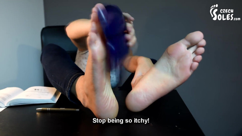 Czech Soles - foot fetish content: Piedi puzzolenti in appartamenti