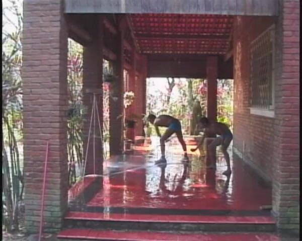 Watch Dirty Movies: 尿まみれの屋外グループセックス - スラットが全身に濡れている