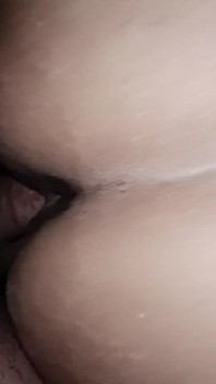 Un gros cul essaye de se faire baiser