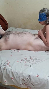 Tukang susu tiba dan dia bermain dengan saya sangat kaya semasa suami saya tiada di rumah