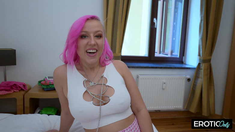 German bitch hunter: Gagică germană sălbatică de 20 de ani cu tatuaje roz și piercing-uri...
