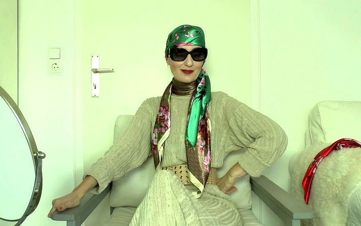 Lady Victoria Valente: Beige knit पोशाक के साथ साटन स्कार्फ