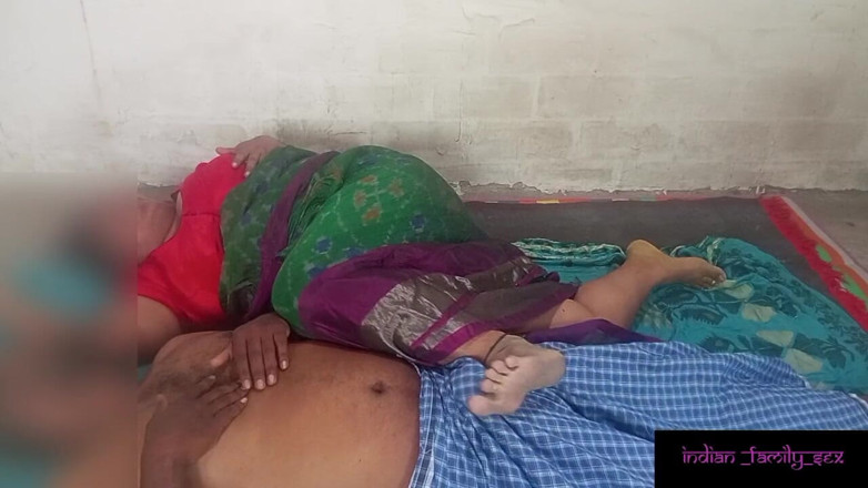 Indian IFS: Stiefmutter masturbiert mit karotte und wird von stiefsohn erwischt