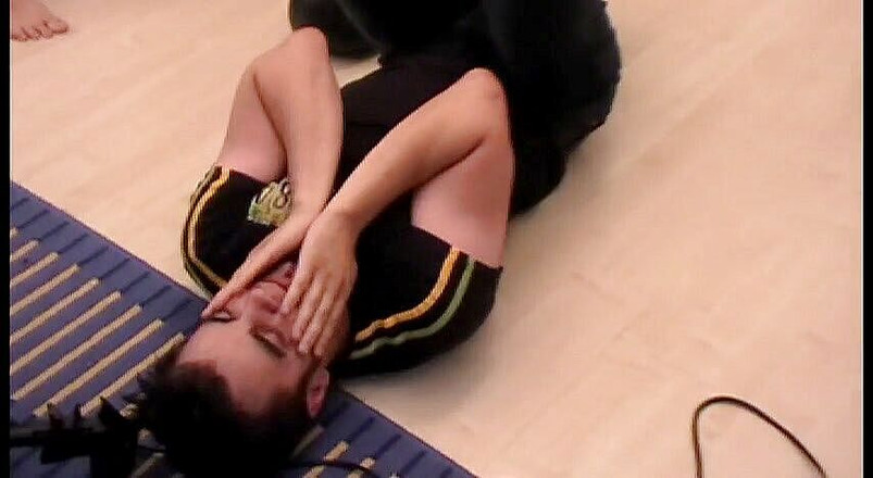 Femdom Austria: Sie kämpfen und versohlt ihn zum vergnügen