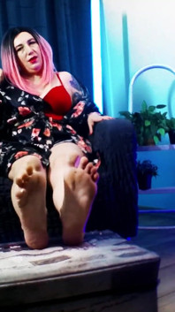 Lady Angela menjilat kaki saya