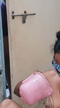 Un beau-frère baise sa belle-sœur pendant qu’elle prend un bain