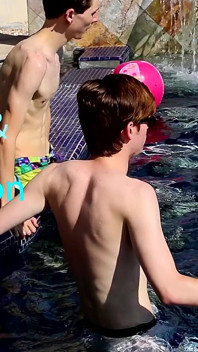 Ragazzi senza preservativo alla festa in piscina