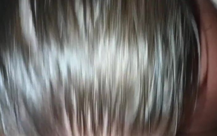Nickyloves: 只是在他的鸡巴上吐口水并吮吸它，然后给他这个流白浆的阴户