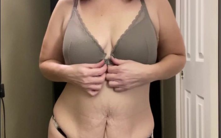Elianna: Pancutan mani pada tetek Ellie