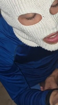 Muie sexy twink, futai, pule mari și o mulțime de spermă pe scări.