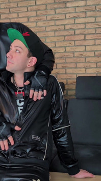 I vestiti caldi ci rendono eccitati, quindi riempio il mio sottomesso di sborra