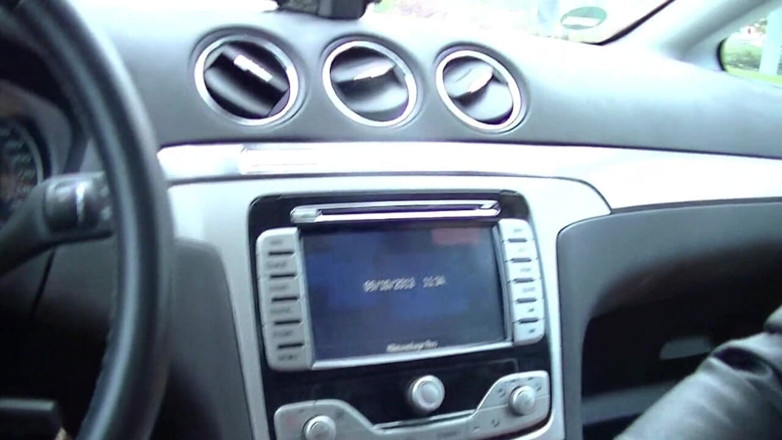 Popp Sylvie: Mamada en su coche